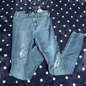Very cute medium washed slightly ripped Hollister jeans